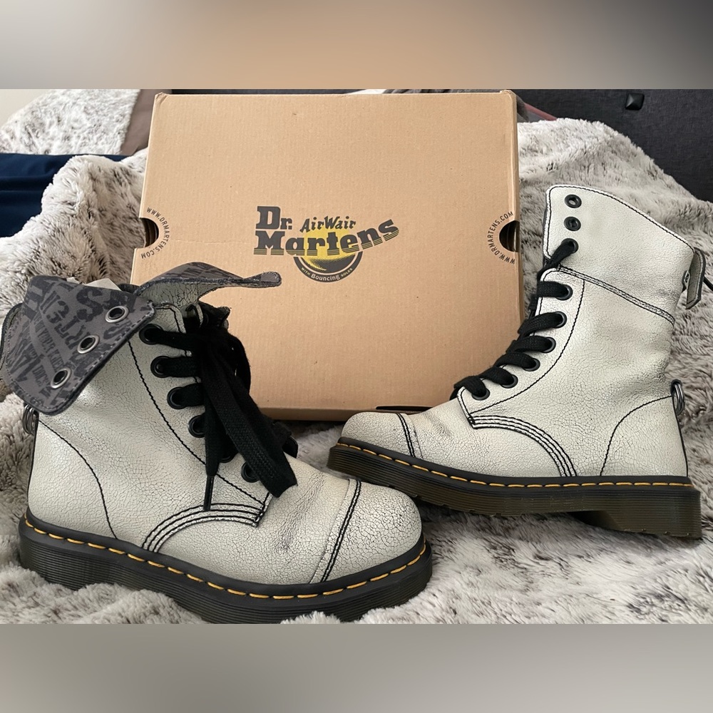 Dr. Martens Aimilita Boots ALMOST NEW Cracked White/Black Distressed US 6 UK 4